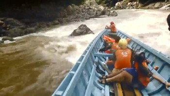 Seperti di jalan darat, akses lewat sungai pun tidak sepenuhnya gampang. (Foto: BAKTI/Kominfo)