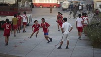 Ini adalah foto-foto sekelompok siswa sekolah. Mereka berlatih seadanya, bukan dengan sepatu olahraga juga berolahraga di atas aspal. Bukan di lapangan olahraga. Kata Han Lagu Chol yang pindah ke Korea Selatan di tahun 2014 (Chris Petersen-Clausen/CNN Travel)