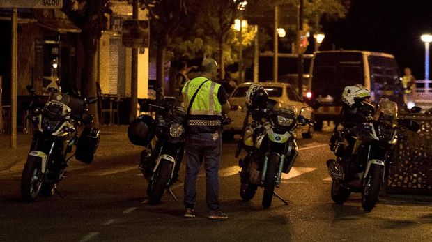 Polisi berjaga di lokasi teror di Cambrils, usai lima pelaku tewas ditembak