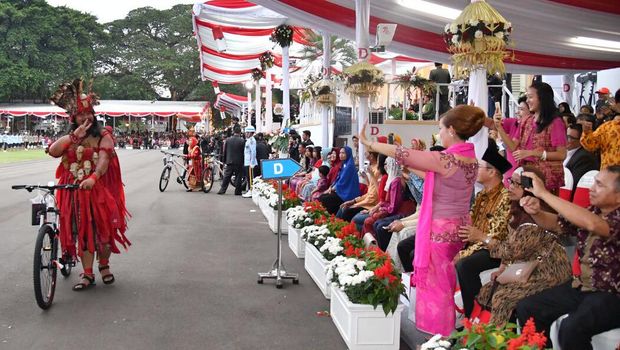 Totalitas Penampilan Warga Ekspresikan Indahnya Kebinekaan di Istana