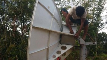 Pemasangan parabola. (Foto: BAKTI/Kominfo)