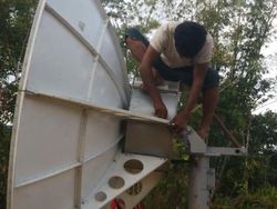 Bertaruh Nyawa Demi Akses Internet di Daerah Pelosok