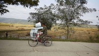 Kata Han Lagu Chol, foto ini menggambarkan tentang suatu kendaraan propoganda, motor buatan yang dipakai untuk masuk ke desa-desa. Dipakai dengan cara dikayuh (Chris Petersen-Clausen/CNN Travel)