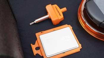 Pengguna akan mendapatkan obeng khusus yang digunakan untuk membuka prosesor Ryzen Threadripper dari kemasannya. Foto: AMD