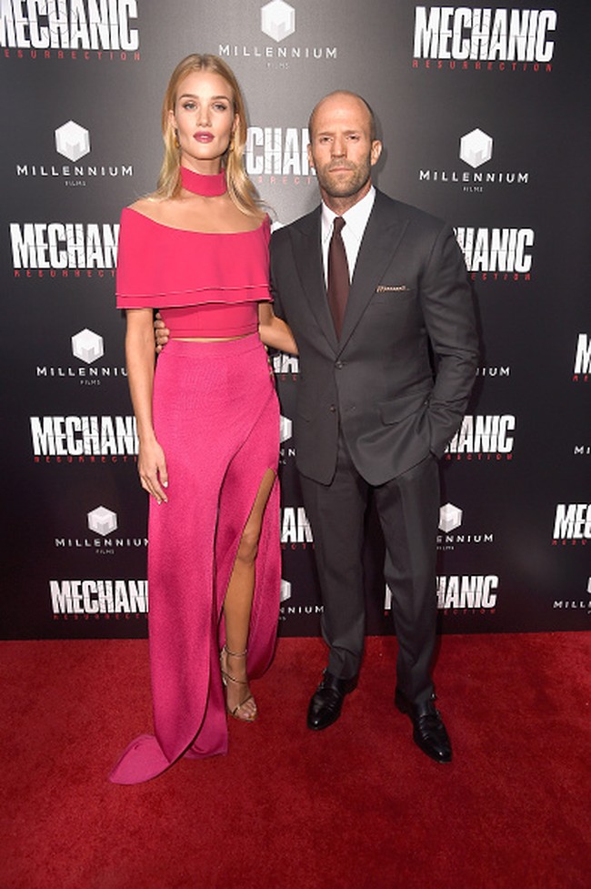 Model biasanya bertubuh lebih tinggi dari kebanyakan orang. Untuk itu, wajar jika mereka punya pasangan yang lebih pendek. Seperti Rosie Huntington-Whiteley dan Jason Statham. Foto: Getty Images