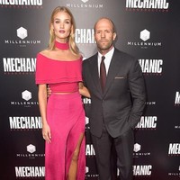 Model biasanya bertubuh lebih tinggi dari kebanyakan orang. Untuk itu, wajar jika mereka punya pasangan yang lebih pendek. Seperti Rosie Huntington-Whiteley dan Jason Statham. Foto: Getty Images