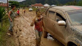 Kondisi ini kerap membuat mobil terperangkap. (Foto: BAKTI/Kominfo)