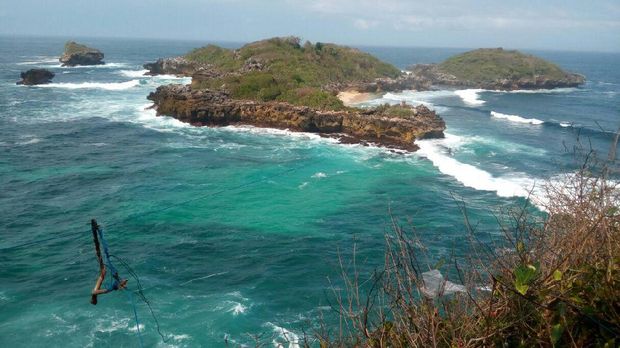 Seutas tambang yang diluncurkan ke Pulau Celeng menjadi alat komunikasi