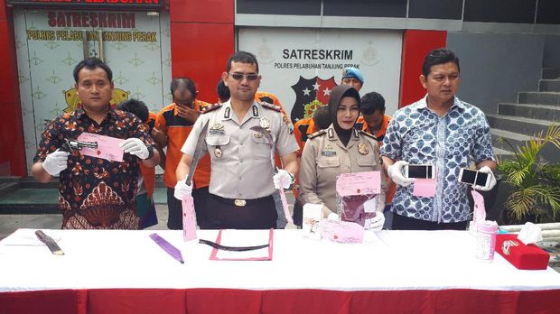 Polisi mengamankan celurit, pisau, dan pistol korek api