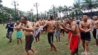 Peserta berjoget bersama sebelum melakukan panjat bambu betung.