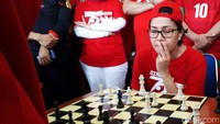 Sri Mulyani juga mengikuti lomba catur.