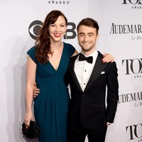 Erin Darket adalah aktris asal Amerika Serikat yang berpacaran dengan David Radcliffe. Selain lebih tinggi, Erin pun lebih tua dari Daniel. Foto: Getty Images