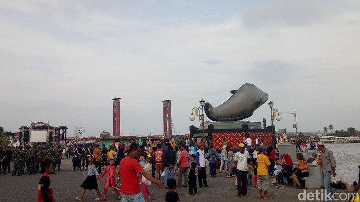 Warga memadati Benteng Kuto Besak Palembang.