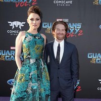 Aktor Seth Green memang tidak punya tubuh yang terlalu tinggi. Dibanding dengan istrinya Clare Grant yang merupakan aktris sekaligus penyanyi, ia terlihat jauh lebih pendek. Foto: Getty Images