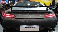 Mobil yang dikembangkan di Neraka Hijau sirkuit Nurburgring ini dilepas di kisaran Rp 5.599.000.000 off the road.