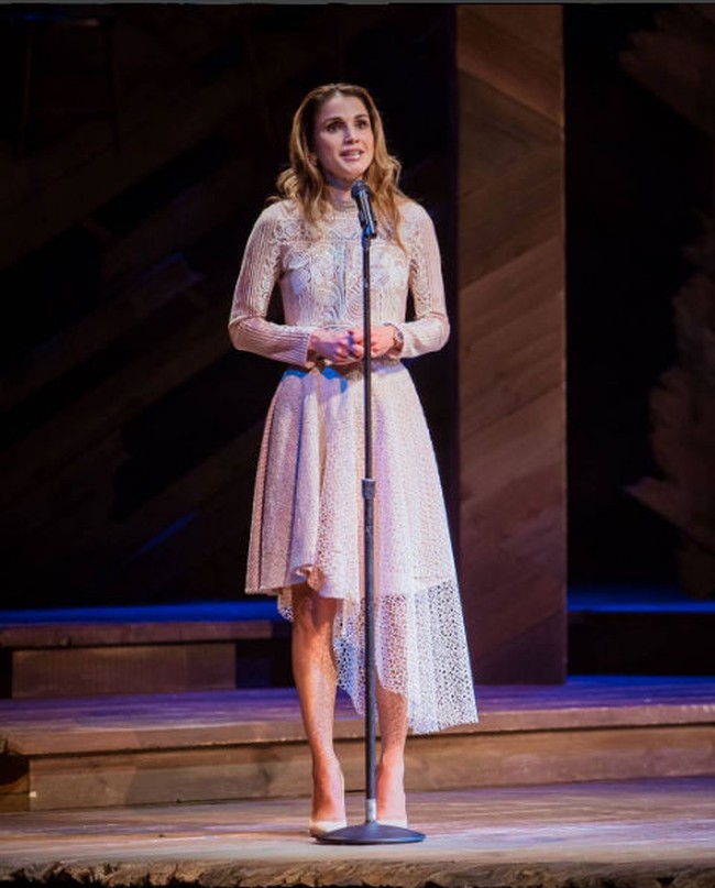 Ratu Rania lebih berani bereksperimen dalam fashion dibanding Kate Middleton, lihat saja gaun lace asimetrisnya berikut ini. Foto: Dok. Instagram/Queen Rania Al Abdullah