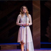 Ratu Rania lebih berani bereksperimen dalam fashion dibanding Kate Middleton, lihat saja gaun lace asimetrisnya berikut ini. Foto: Dok. Instagram/Queen Rania Al Abdullah