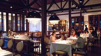 Alkaff mansion ristorante adalah bekas tempat tinggal pebisnis kelas atas asal Singapura, kini telah berubah fungsi menjadi restoran Italia mewah. Bergaya kolonial mansion khas Eropa, termasuk tangga megah dan air mancur yang indah. (Foto: Istimewa)