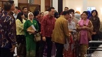 Iriana tampak cantik menggunakan kebaya pink dan selendang. Sementara, Mufidah tampil dengan kebaya biru pastel dipadu jilbab ungu dan selendang motif batik. Begitu pun Nies Martowardojo yang menggunakan dress batik.