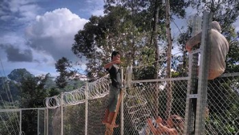 Pemasangan pagar BTS. (Foto: BAKTI/Kominfo)