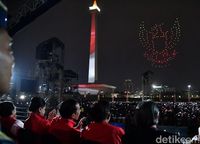 Drone yang menari menampilkan berbagai bentuk.