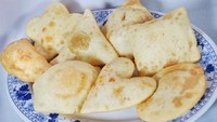 Namanya sih cireng isi, tapi cireng yang dijual dengan harga Rp 2.000 ini isinya dikit sekali. Pilihan isiannya ada bakso, sosis hingga ayam. (Foto: Istimewa)