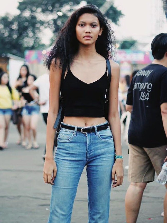 Selepas lulus SMA, bungsu dari empat bersaudara ini memutuskan hijrah ke Jakarta seorang diri untuk menseriusi dunia modeling. (Foto: Instagram/Laras Sekar)