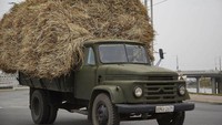 Kalau kata Kim Jun Hyok, truk dalam foto ini sudah digunakan sejak tahun 1958 sampai sekarang. Kendaraan yang digunakan untuk membawa makanan ke perternakan babi (Chris Petersen-Clausen/CNN Travel)