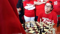 Sri Mulyani tampak serius memikirkan langkah untuk mengalahkan lawannya.