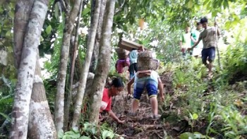 Naik turun bukit juga dilakukan. (Foto: BAKTI/Kominfo)