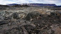 Walau terkesan berbahaya, Dimmuborgir justru menjadi destinasi wisata yang bikin turis penasaran. Beberapa tur operator seperti Iceland Guide Tours, Extreme Iceland dan Saga Travel misalnya, telah menyediakan paket ke sana (Anita Isalska/BBC)