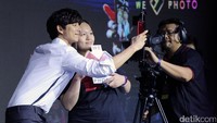 Para fans beruntung itu bisa berfoto bersama dengan pemeran serial Goblin.