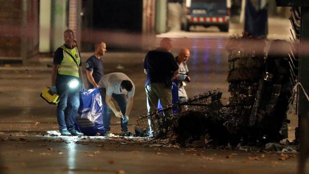 Polisi menyisir lokasi teror van di Barcelona