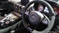 Pada bagian kabin, Mercedes-AMG GT R didominasi warna hitam dengan kombinasi garis jahitan berwarna kuning yang berbahan kulit Napa dan microfiber DINAMICA.