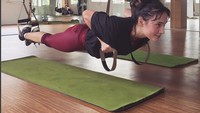 Saat melakukan latihan TRX yang membutuhkan kekuatan inti tubuh dan lengan, Tatjana terlihat seperti Superwoman. Foto: Instagram/tatjanasaphira