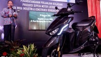 Saat ini memang pengembangan kendaraan bertenaga listrik masih terkendala oleh beberapa regulasi yang belum jelas. Dan aturan tersebut masih terus digodok oleh beberapa pihak di bawah kementerian.