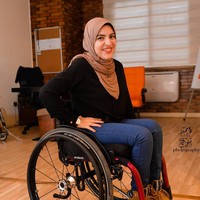 Meski di kursi roda, Rania Roushdy tetap berusaha tampil stylish ketika berpergian. Gaya busananya ini terlihat kasual memakai boots bertali. Foto: Dok. Instagram @rania.roshdy