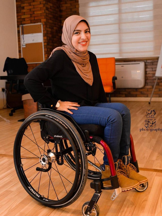 Meski di kursi roda, Rania Roushdy tetap berusaha tampil stylish ketika berpergian. Gaya busananya ini terlihat kasual memakai boots bertali. Foto: Dok. Instagram @rania.roshdy