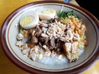 Pak H. Amid: Di Sini Ada Bubur Ayam Spesial Bandung yang Kental dengan <i>Topping</i> Komplet