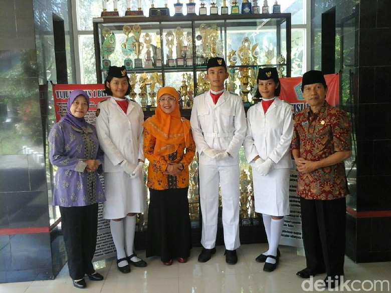 Ini Sosok Fariza, Pelajar asal Blitar Pembawa Bendera Pusaka Ini Sosok Fariza, Pelajar asal Blitar Pembawa Bendera Pusaka
