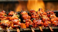 Siapa yang tidak kenal sushi? Meski sushi telah menjadi salah satu makanan global, tapi Jepang masih menyimpan ragam makanan lezat lainnya. Seperti yakitori dan ramen. Foto: Istimewa