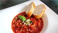 Spanyol terkenal dengan tapas dan seafood. Anda juga bisa mencicipi Gazpacho, sup tomat dingin yang asam segar dan biasanya disajikan dengan irisan ham Iberico.Foto: Istimewa