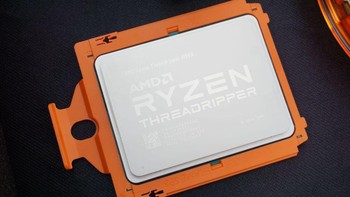 Ini dia prosesor Ryzen Threadripper. Dengan ’32 core di dalamnya, prosesor ini jadi kelihatan besar. Foto: AMD