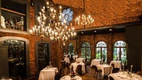 One if by land, two if by sea, terletak di jantung kota New York yang glamour, restoran ini menjadi destinasi favorit para pasangan di New York. Dekorasinya didominasi unpolishedbatu bata, pencahayaan lilin dan taman mempercantik restoran ini. (Foto: Istimewa)