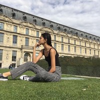 Selama di Paris, wanita yang hobi berenang ini mengikuti berbagai audisi. Tantangannya aku harus siap mental dan fisik karena di Paris, aku bisa casting 10 kali dalam sehari dan harus siap-siap ditolak juga, kata Laras. (Foto: Instagram/Laras Sekar)