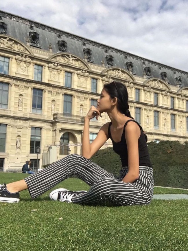 Selama di Paris, wanita yang hobi berenang ini mengikuti berbagai audisi. Tantangannya aku harus siap mental dan fisik karena di Paris, aku bisa casting 10 kali dalam sehari dan harus siap-siap ditolak juga, kata Laras. (Foto: Instagram/Laras Sekar)