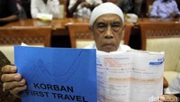 Salah satu korban memperlihatkan kartu tanda penduduk (KTP) dan berkas pembayaran umrah.