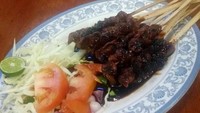 Masih di Ciputat, ada sate kambing Pak Dadi Solo yang juga enak. Sate kambing yang tebal empuk dibakar cukup kering dengan olesan kecap manis. Pelengkapnya potongan bawang merah, cabai rawit, tomat dan irisan kol segar. Foto: dok.detikFood