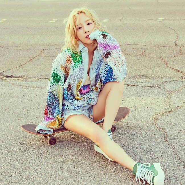 Tampil ala era 80an dengan jaket denim berhias payet, tank-top serta short jeans. Sneakers hijau melengkapi penampilannya. Foto: Instagram