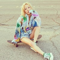 Tampil ala era 80an dengan jaket denim berhias payet, tank-top serta short jeans. Sneakers hijau melengkapi penampilannya. Foto: Instagram